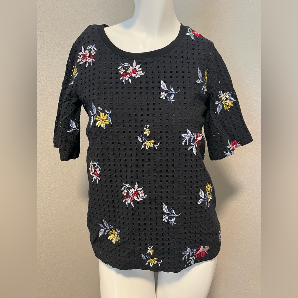 Ann Taylor Women’s  Black Embroidered Floral Eyelet SS  Top Blouse Size ST